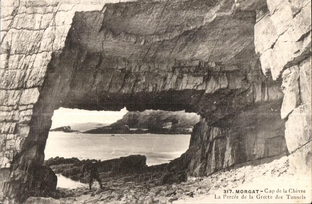 Cap de la Chèvre — Die Öffnung der Höhle der Tunnel — Morgat, n°317 - Vorderseite