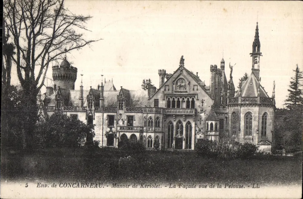 Concarneau - Schloss Kériiolet - Die Fassade aus dem Rasen gesehen - LL - Vorderseite