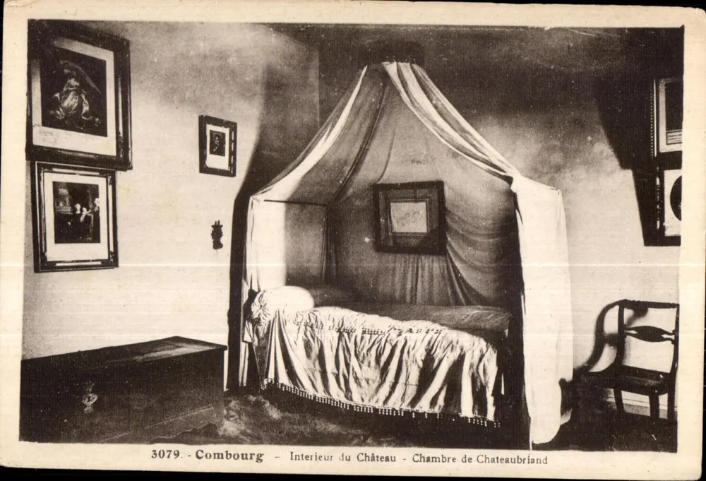 Zimmer von Chateaubriand — Innenraum des Schlosses — Comboureg - Vorderseite