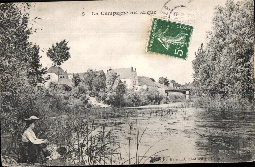 La Campaña artística — vista de pueblo con río — F. Barnaud, fot.-edit., Lyon - Depósito - Anverso
