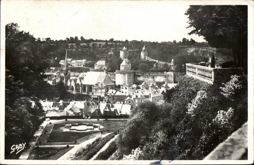 Fougères (Il.-et-V.) — La Place Le Roux, 2. Plattform des öffentlichen Gartens — Éditions Gaby - Vorderseite