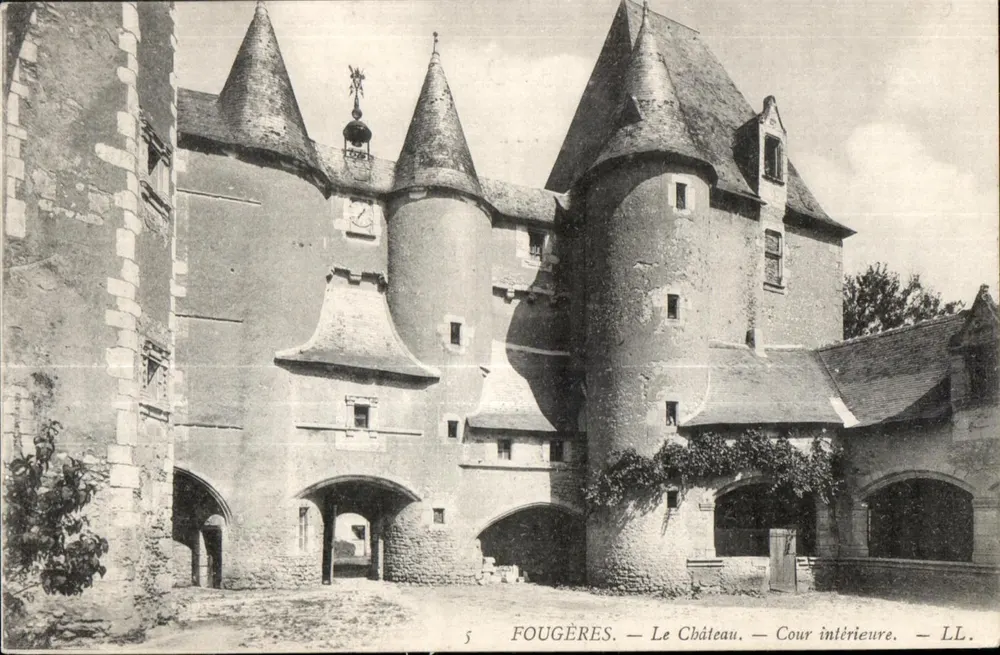 Fougères — O Castelo — Pátio interno — LL. - Frente