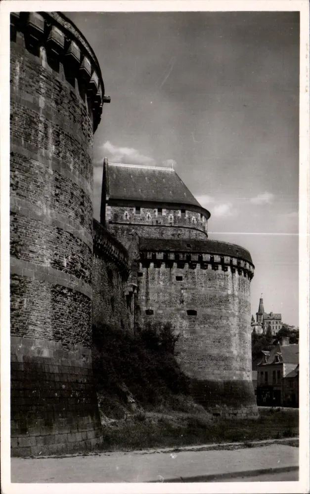 Fougères - Das Schloss — Tour Raoul (13. und 14. Jahrhundert) — Edition La Cigogne, Rennes - Vorderseite