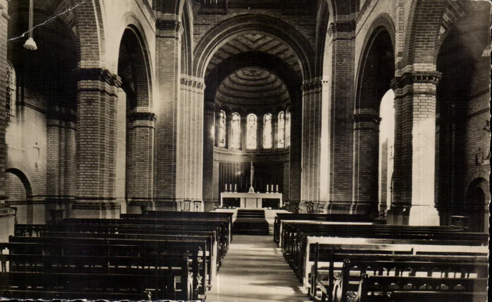 Interior da capela da Escola Saint-Vincent-de-Paul em Rennes — Edição J. David e E. Vallois - Frente