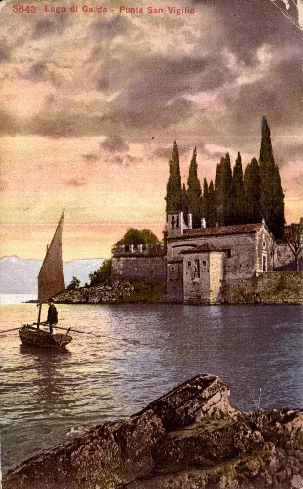Lago di Garda - Punta San Vigilio — Ansicht des Sees mit einem Segelschiff und einer Kirche, umgeben von Zypressen — unbekannter Verlag, Nr. 3643 - Vorderseite