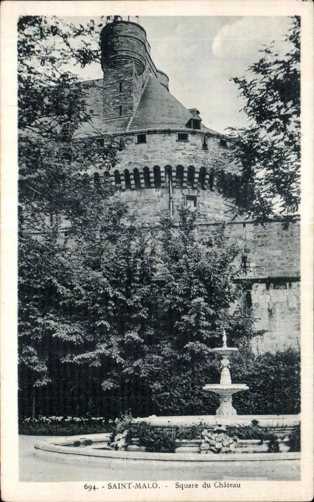Saint-Malo - Praça do Castelo — torre do castelo e fonte — editor La Cigogne, n° 694 - Frente