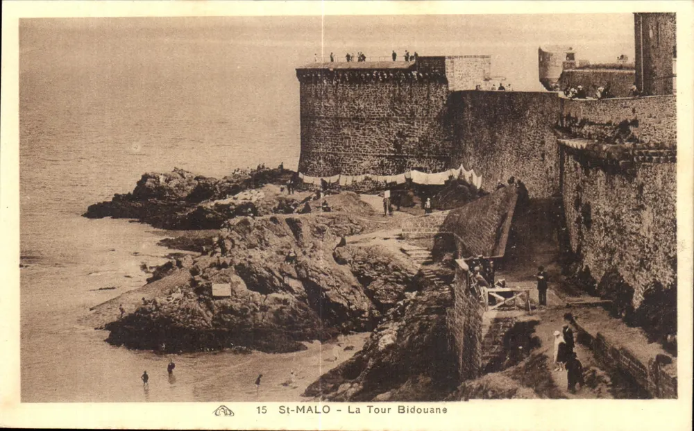 St-Malo - La Tour Bidouane — vue de la tour et du port, avec visiteurs et vêtements suspendus — éditeur non identifié, n° de série 15 - Frente