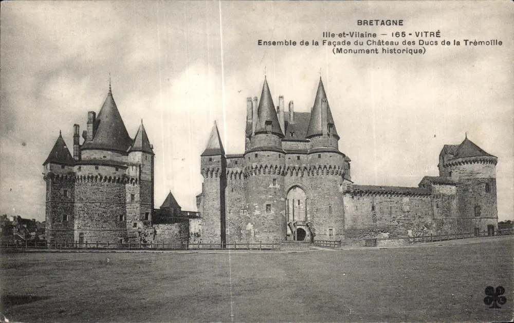 Vitré — Fassade des Schlosses der Herzöge von la Trémoille — Historisches Denkmal - Vorderseite