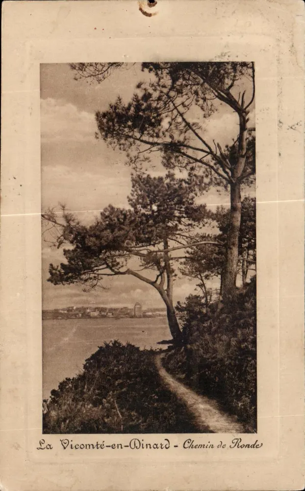 La Vicomté-en-Dinard - Chemin de Ronde — vista do mar e de um caminho cercado de pinheiros - Frente