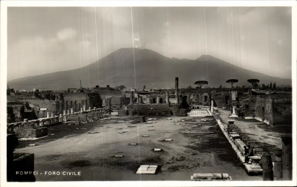 Pompei - Fórum Cívico — visão das ruínas com o monte Vesúvio no fundo — editor Vincenzo Carcavallo, N° 38 - Frente
