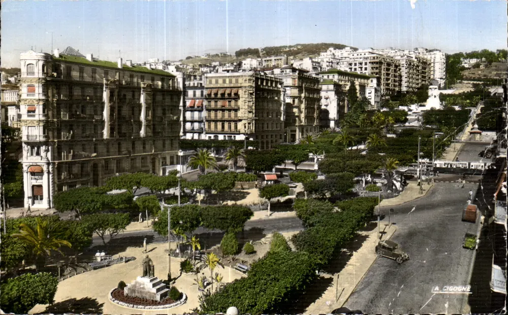 Algiers — vue de la place de la République avec le monument central — A CIGOGNE - Frente