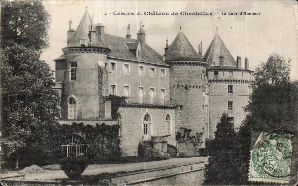 Schloss Chastellux — Die Cour d'Honneur — Sammlung des Schlosses Chastellux - Vorderseite