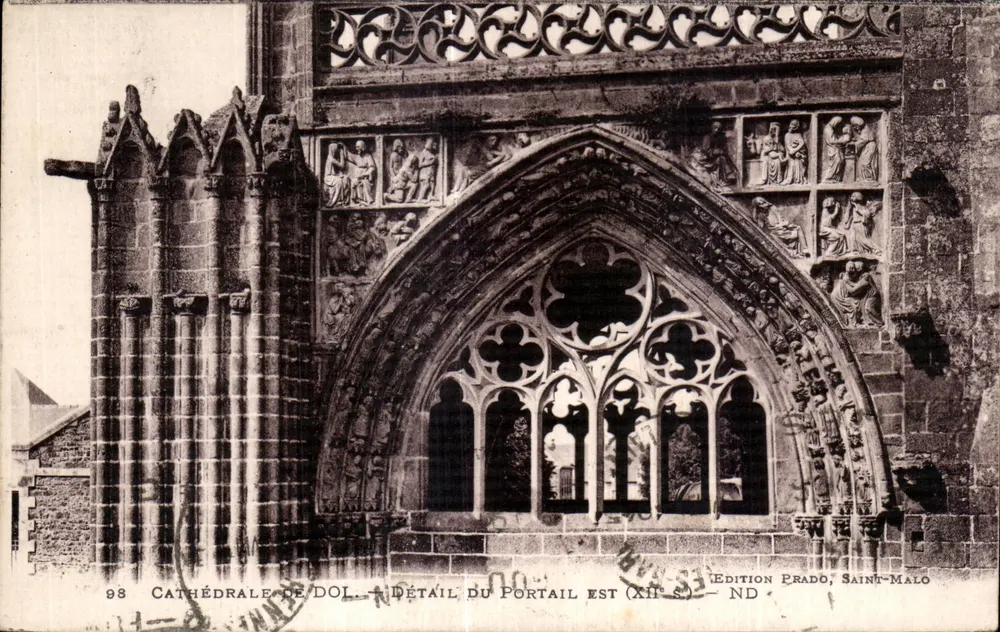 Cathédrale de Dol — Détail du portail est (XIIe s.) — Édition Prado, Saint-Malo - Recto