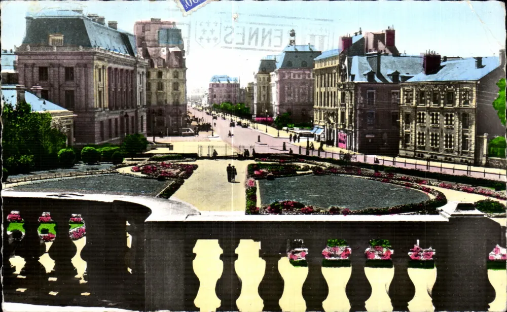 Place Pasteur à Rennes — vue depuis un balcon orné de fleurs — Éditions du Globe, Paris - Anverso