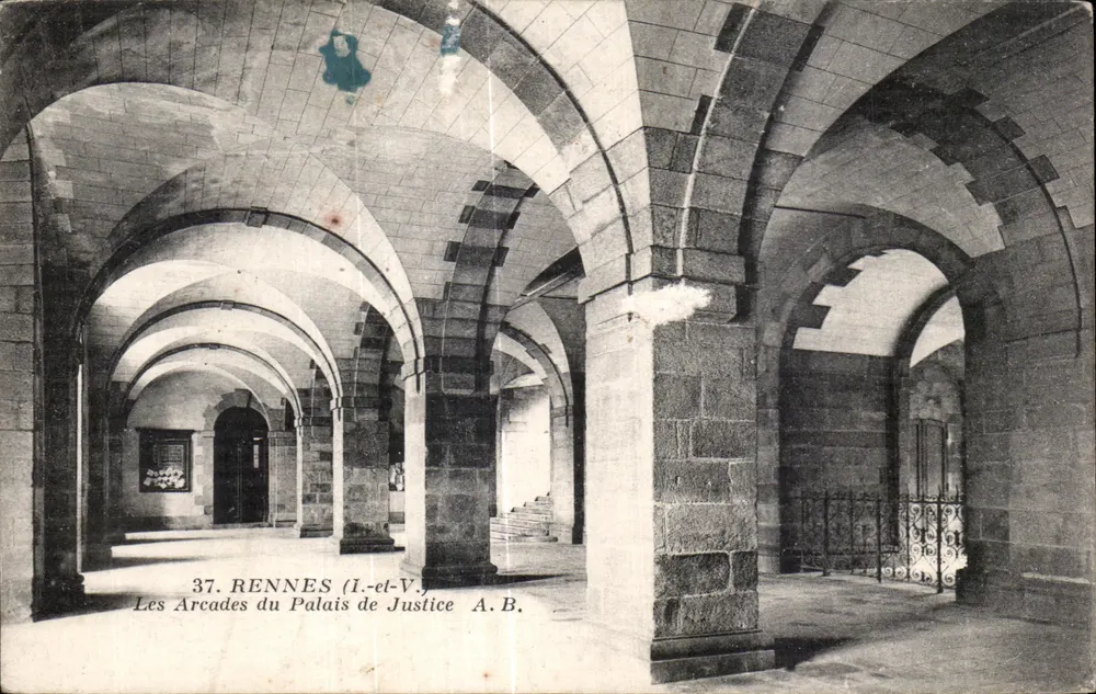 Rennes (Il-et-V.) — As Arcadas do Palácio de Justiça — A.B. n°37 - Frente