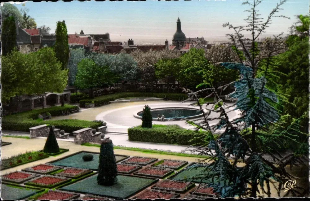 Montluçon - O Parque Carnot — visão do parque com fonte e igreja — editor - Frente