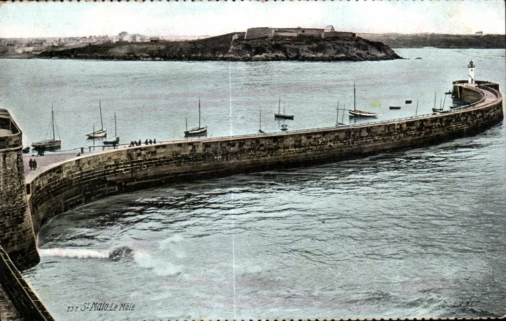 St-Malo - O Môle — vista do porto com farol e barcos — editor L.Y.C. n°757 - Frente