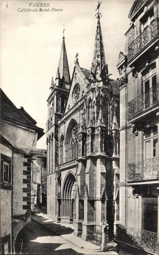 VANNES. Catedral São Pedro — vista do edifício gótico com suas duas agulhas e seu portal decorado — editor não visível, número de série 4 - Frente
