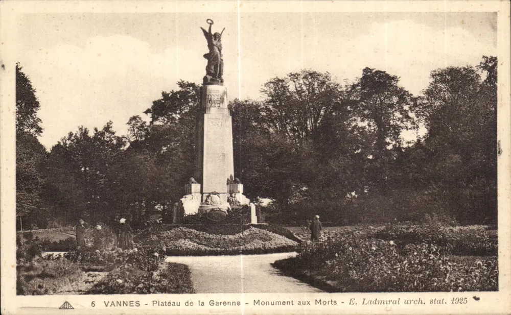 VANNES - Plateau de la Garenne - Monument aux Morts - E. Ladmiral arch. stat. 1925 - Vorderseite