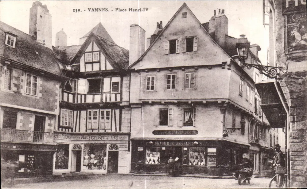 VANNES - Praça Henri-IV — vista de edifícios e comércios — editor não identificado, n° 139 - Frente