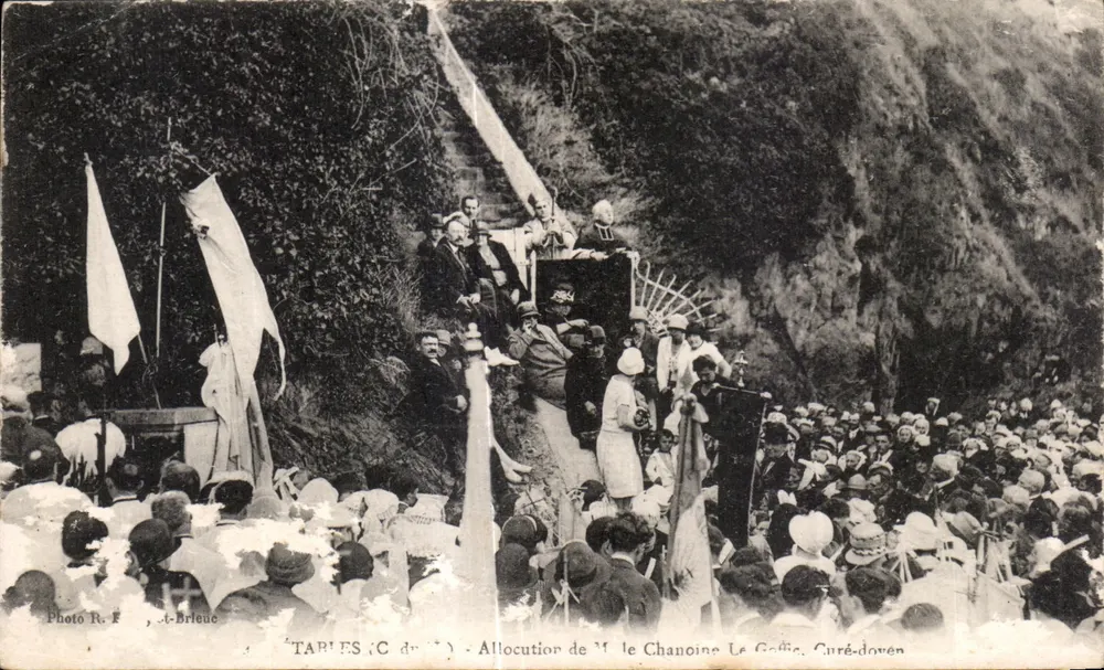 Tables (Côte-d'Or) — Allocution de M. le Chanoine Le Goffic, Curé-d'orén — Photo R. Bréleuc - Frente