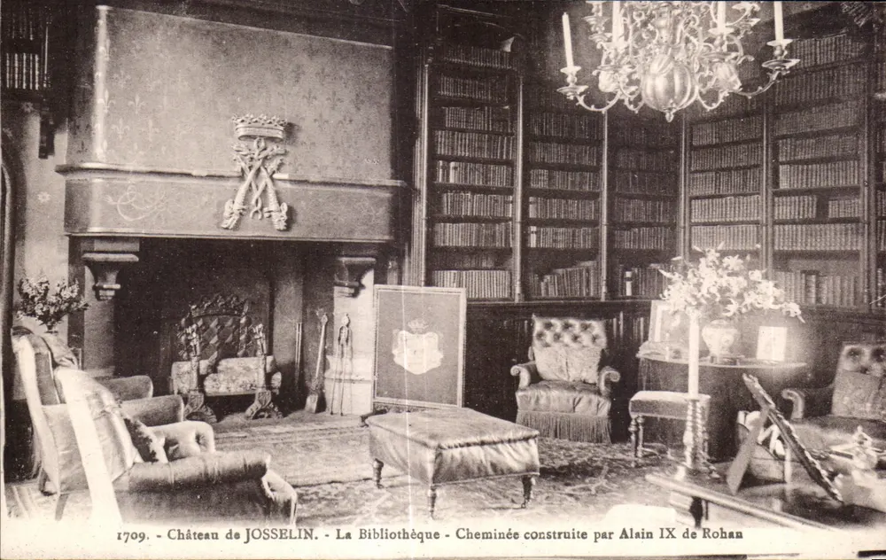 Schloss JOSSELIN — Die Bibliothek — Kamin gebaut von Alain IX de Rohan - Vorderseite