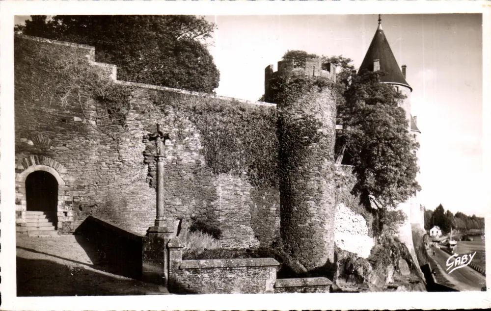 Castelo de Josselin — vista dos muros e do donjon — Éditions Gaby - Frente