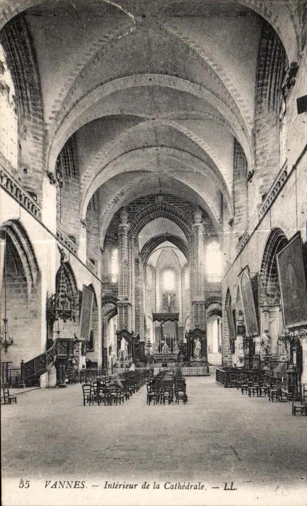 VANNES — Interior da Catedral — LL. — n° 55 - Frente