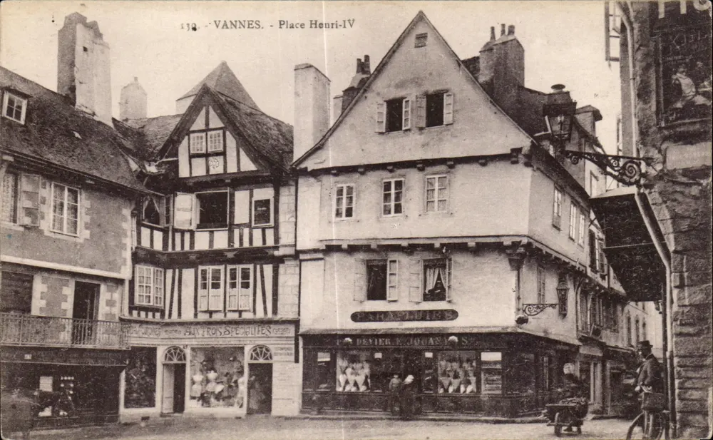 VANNES - Praça Henri-IV — vista de edifícios com colmios e comércios — editor VANNES, n° 139 - Frente