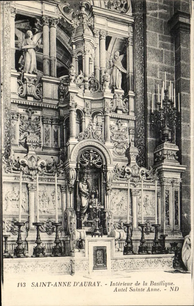 Sainte-Anne d'Auray — Innenansicht der Basilika. Altar der Heiligen Anne — ND - Vorderseite