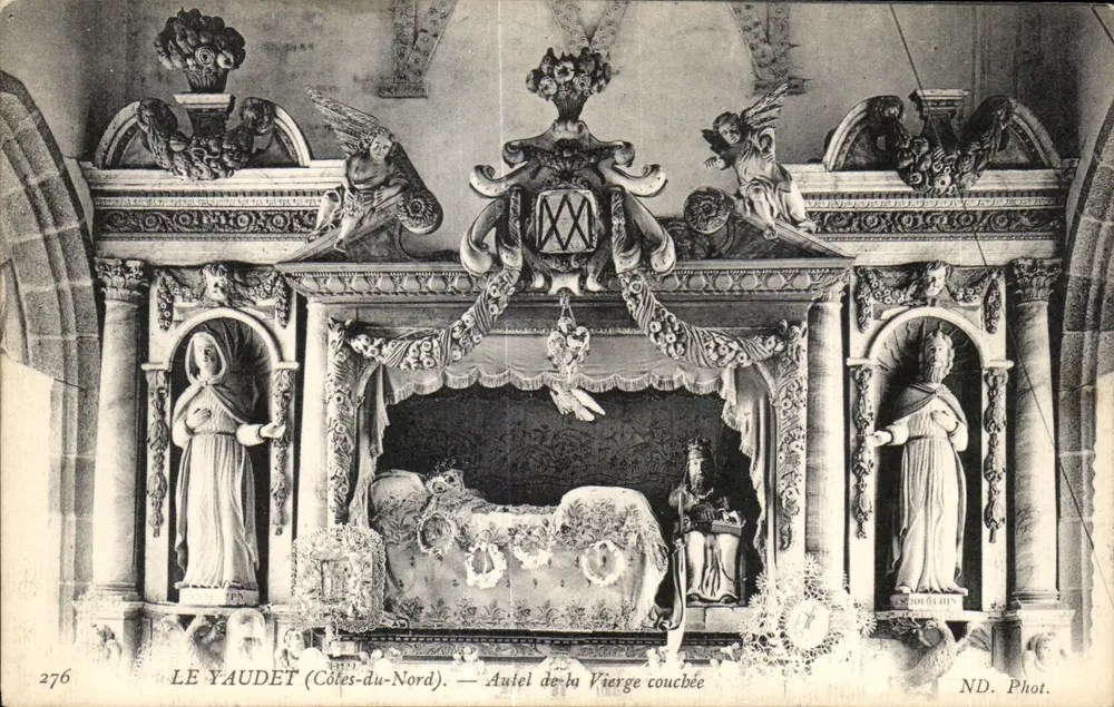 Le Yaude (Côtes-du-Nord) — O Altar da Virgem deitada — ND. Fot. - Frente