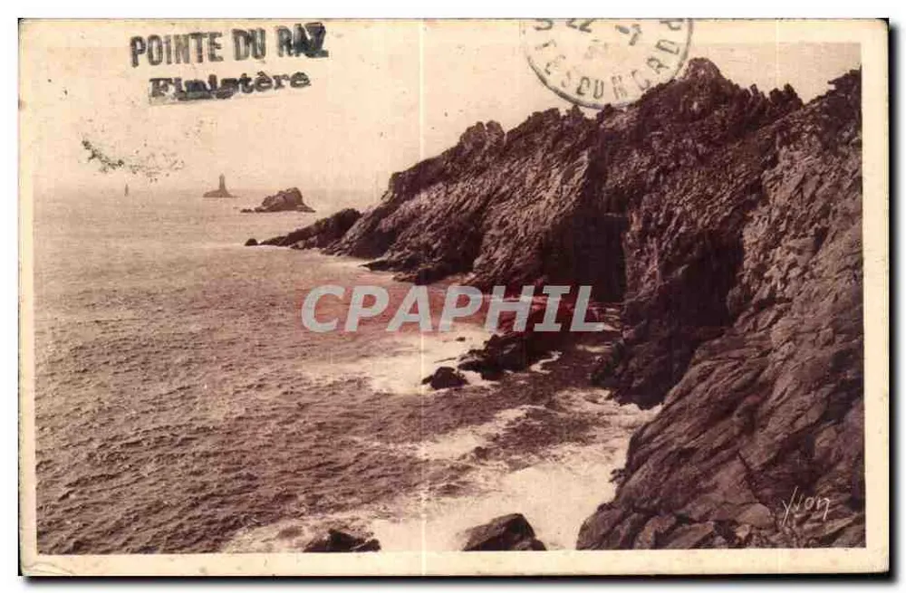 Pointe du Raz — vue de la côte sud avec phare au loin — éditeur : Les Éditions d'Art de la Côte Sauvage - Frente