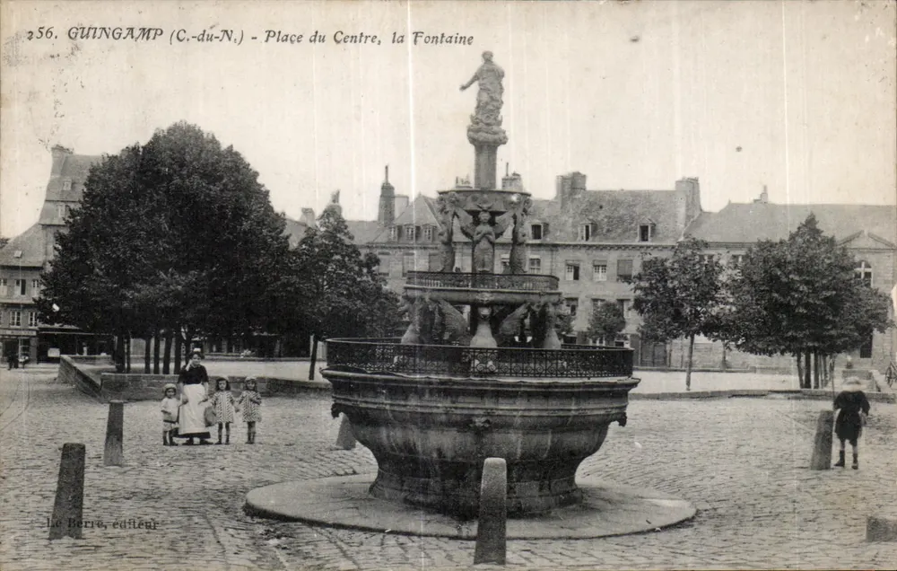 Guingamp (C.-du-N.) - Place du Centre, die Fontaine - Vorderseite