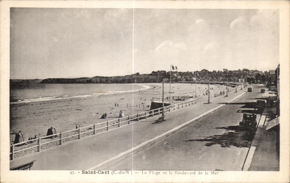 Saint-Cast (C.-du-N.) — A Praia e o Boulevard da Mar — n°45 - Frente