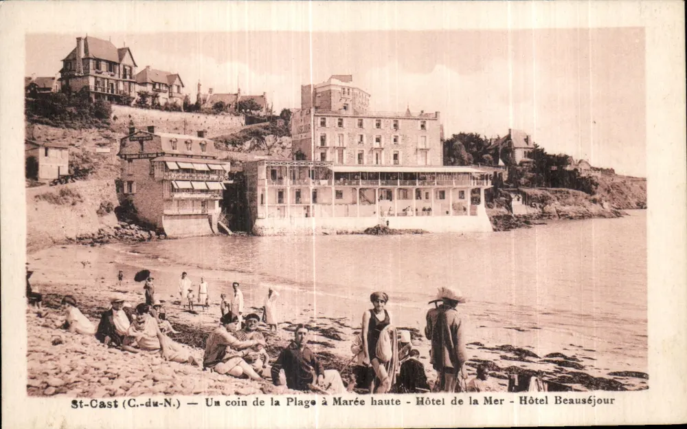 St-Cast (C.-du-N.) — Ein Stück der Strandpromenade bei Flut — Hotel de la Mer — Hotel Beauséjour - Vorderseite