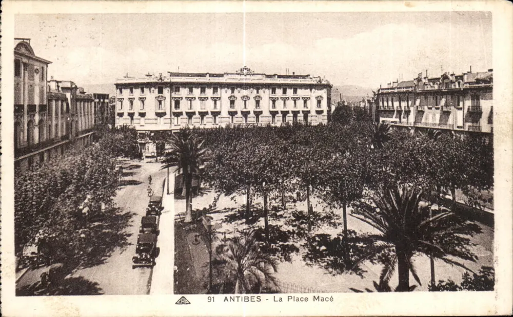 Antibes - A Place Macé — Bilhete postal antigo n°91, editor CRA - Frente