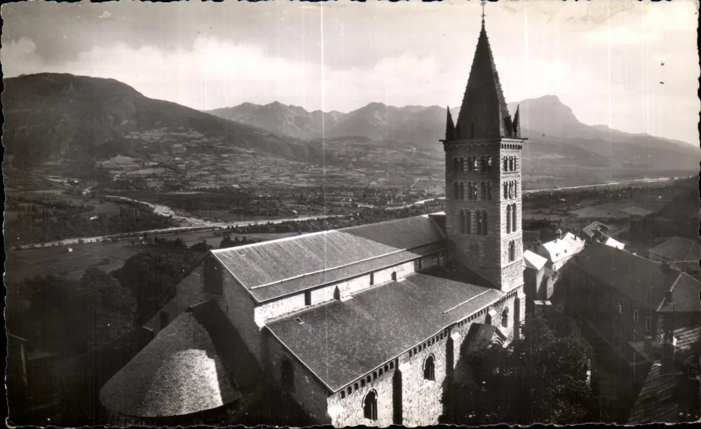 Embrun — Catedral de Nuestra Señora — Massif del Morgon en primer plano — Société Édition de France, n° 639 - Anverso