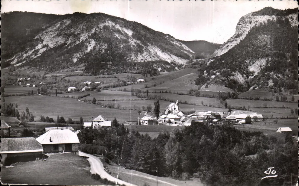 Selonnet (B.-A.) — Aufnahme von der Straße nach Montclar — Verlag ABEILU, GAP, n° 1720 - Vorderseite