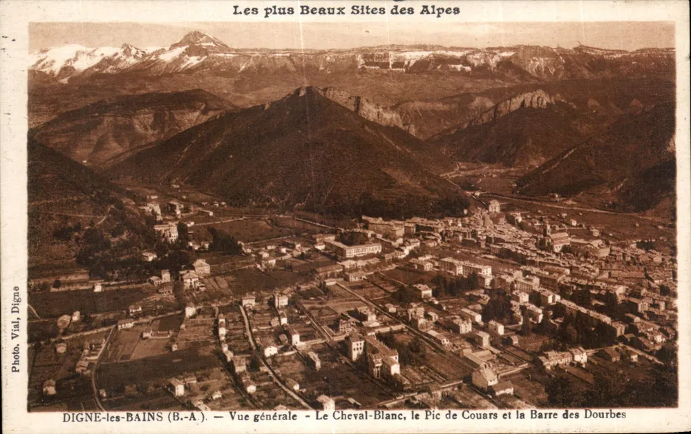 Digne-les-Bains (B.-A.) — Allgemeine Ansicht — Le Cheval-Blanc, der Pic de Couars und die Barre des Dourbes — Photo Vial, Digne - Vorderseite