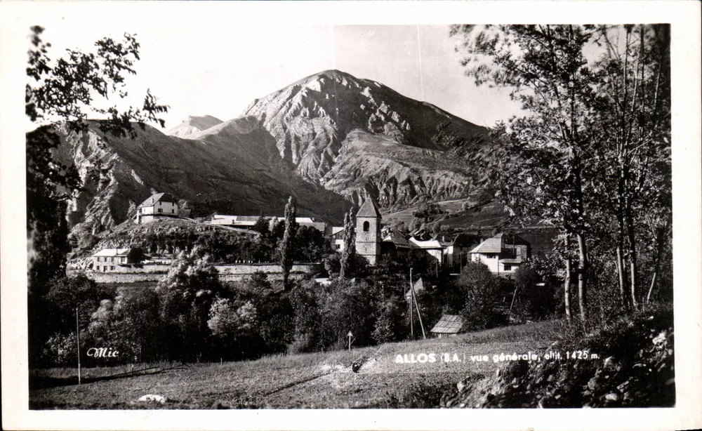 Allos (Basses-Alpes) — vista geral, alt. 1425 m. — Mic, n° 3.010 - Frente