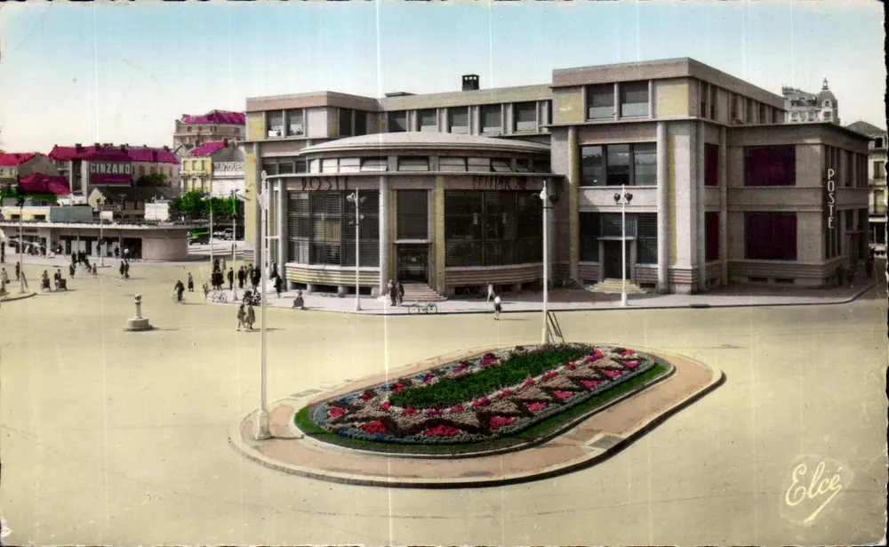 Place de la Poste in Vichy — Ansicht des Postgebäudes und des zentralen Gartens — Éditeur Elcée - Vorderseite