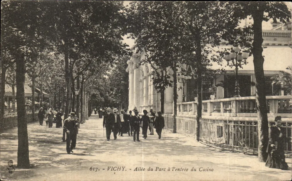 Vichy — Bäumerei am Eingang zum Casino — Nr. 617 - Vorderseite