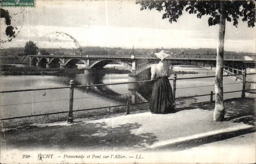 Vichy — Promenade und Brücke über die Allier — LL. - Vorderseite
