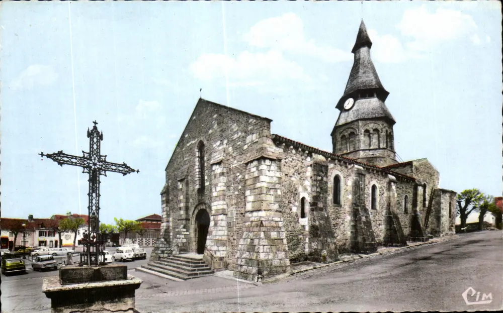 Igreja de Néris-les-Bains — vista da praça com cruz do cemitério — editor CIM - Frente