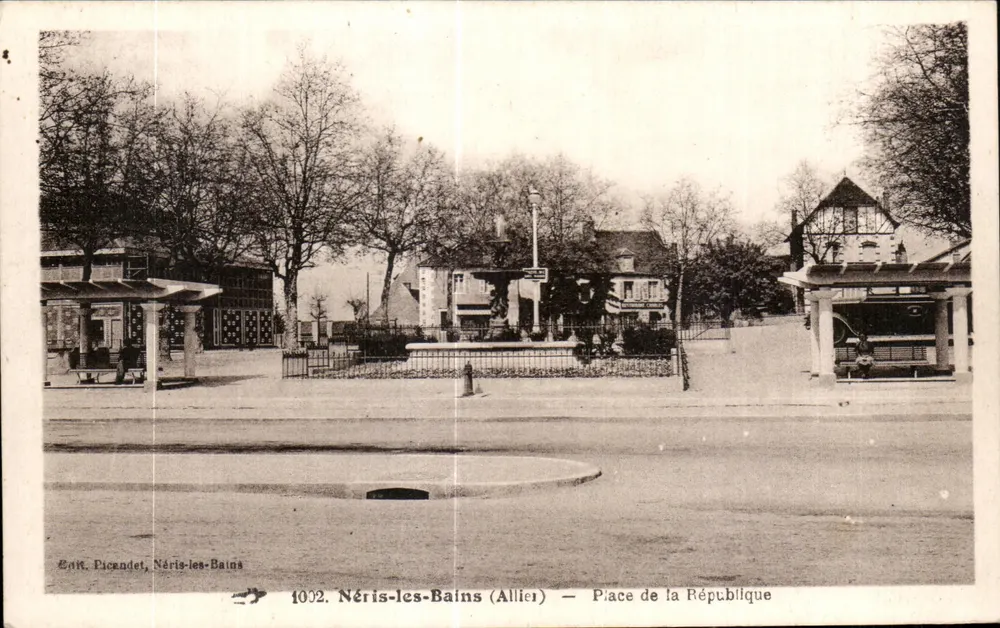 Néris-les-Bains (Allier) — Praça da República — Editor: Ér. Picandet, n° 1002 - Frente