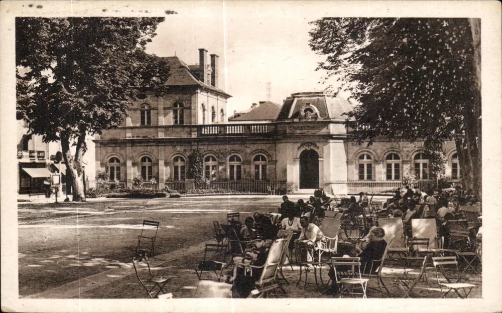 Néris-les-Bains — Eingang zum Großen Thermalbad — Verleger A.P. 28 - Vorderseite
