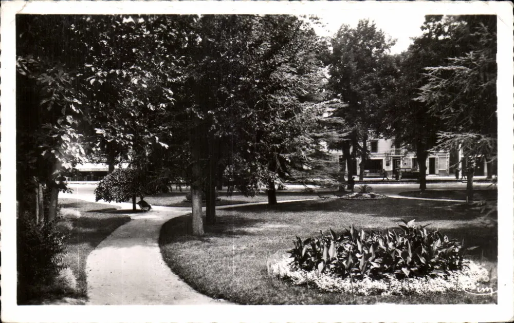Néris-les-Bains — Parque del Casino — Foto Sillet - Anverso