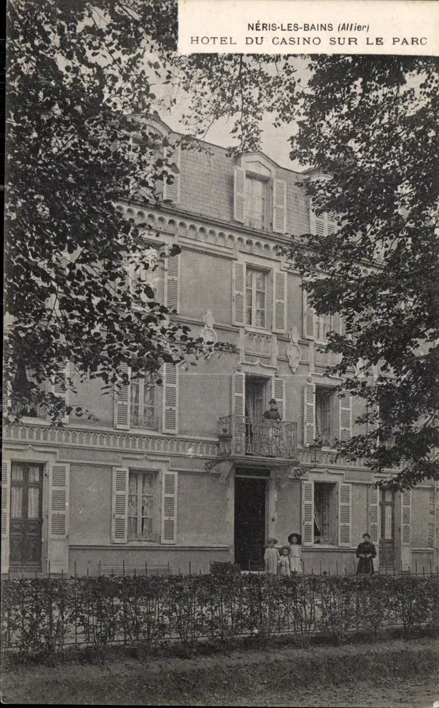 Hotel du Casino im Park — Néris-les-Bains (Allier) - Vorderseite