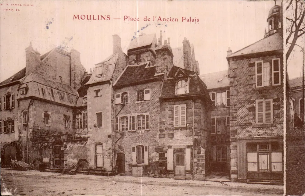 MOULINS — Place de l'Ancien Palais — Éd. Dervaux - Vorderseite