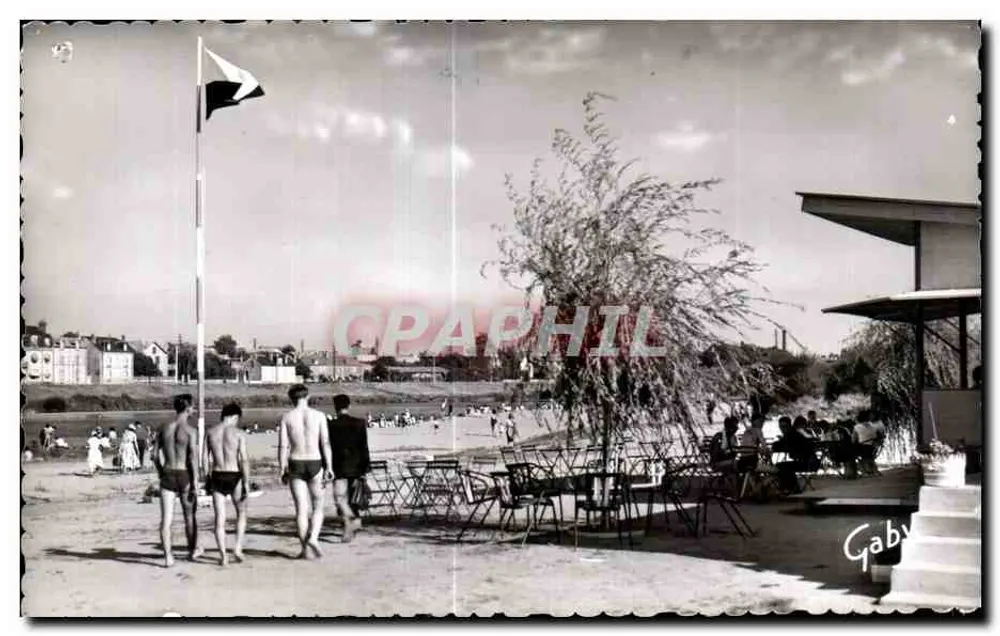 A Praia em Moulins (Allier) — visão da praia com banhistas e terraço — Edições Gaby - Frente
